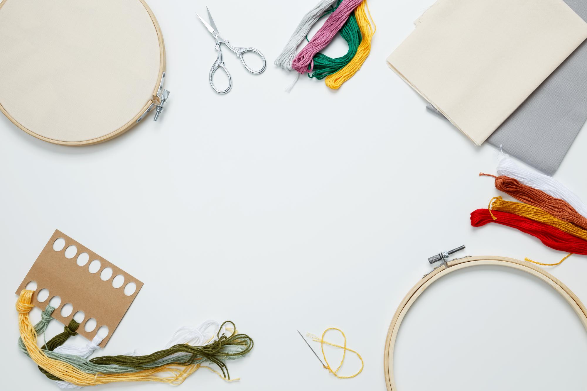 Tavolo da lavoro con fili colorati e telaio